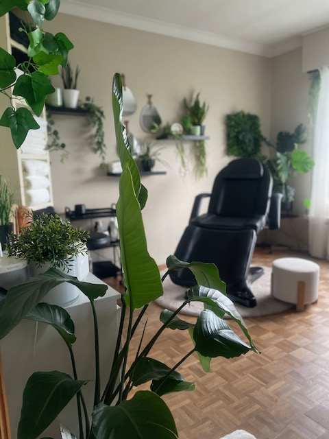 Een rustige behandelkamer, perfect voor ontspanning en massagetherapie.